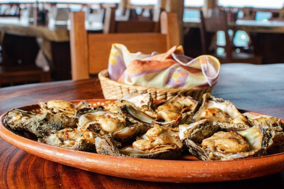Ostiones servidos en plato de barro