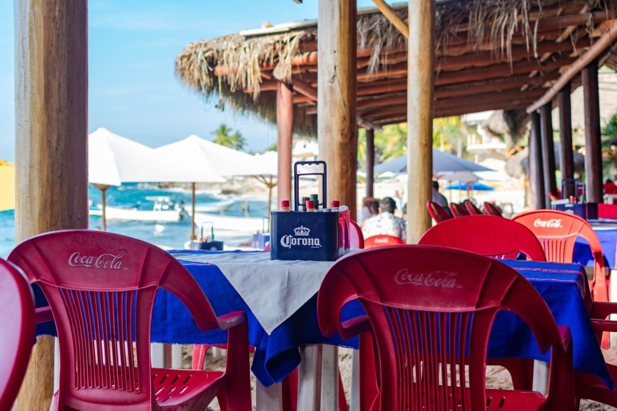 Mesas frente al mar en El Caracol